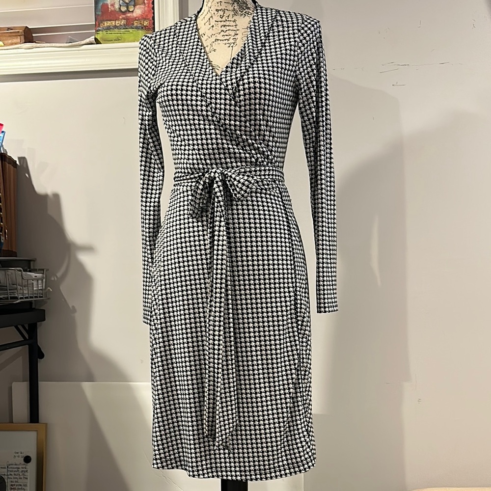 Banana Republic Black and White V-Neck Sheath Dress